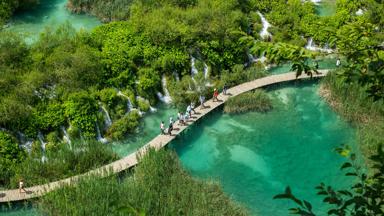 kroatie_plitvicemeren-nationaal-park_waterval_wandelpad_toeristen_shutterstock_1719978484.jpg