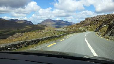 ierland_kerry_ring-of-kerry_autoroute_vanuit-auto_weg_bergen