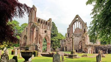 schotland_scottisch-borders_dryburgh-abbey_ruine_kerk_grafstenen_pixabay