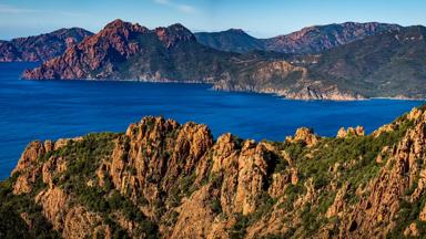 frankrijk_corsica_westkust_calanches-de-piana_zee_rotsen_GettyImages-1288466015