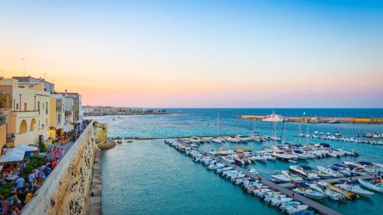 italie_puglia_otranto_zee_terras_mensen_uitzicht_kade_zonsondergang_getty