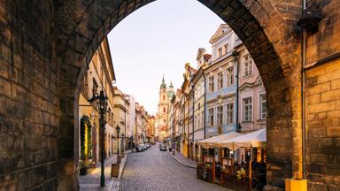 Tsjechië, Praag, Mala Strana, Nerudova-straat - GettyImages-1439812913