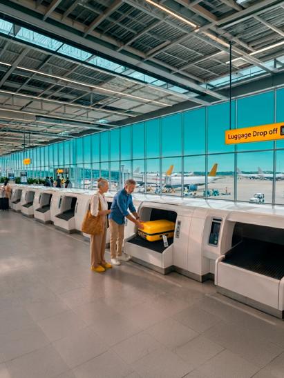Twee personen bij bagage check-in op vliegveld