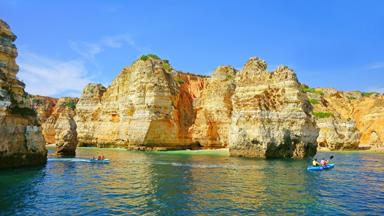 portugal_de-algarven_lagos_grotten_ponte-de-piedade_zee_kayak_mensen_shutterstock