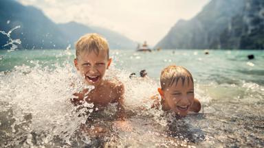 italie_trentino_riva-del-garda_gardameer_kind_jongen_zwemmen_GettyImages-1062137456