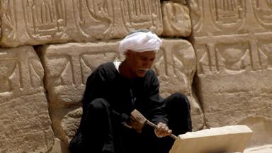 egypte_luxor_karnak_restaurateur_local_man_w