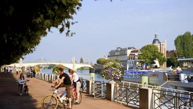 sfeer_frankrijk_bourgogne_chalon-sur-saone_kade_stel_fiets_copyright_alain_doire_bourgogne-franche-comte-tourisme