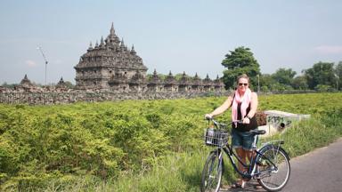 indonesie_java_jogjakarta_prambanan_tempel_fiets_reisspecialist_f.JPG