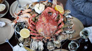 frankrijk_bretagne_seafood_eten_schaaldieren_oester_krab_garnaal_schelp_GettyImages-475974315