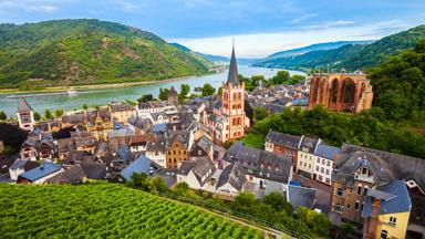 duitsland_rijnland-palts_bacharach_uitzicht_de-rijn_kerk_water_shutterstock