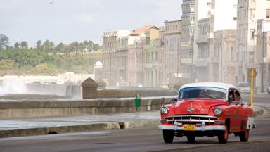 cuba_havana_oldtimer langs malecon_w