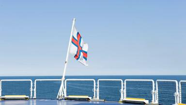 denemarken_faeroer_torshavn_ferry_veerboot_vlag_GettyImages-1279875146