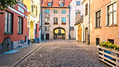 letland_riga_straat_huizen_poort_GettyImages-524156272