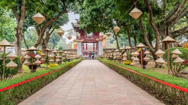 vietnam_hanoi_de-tempel-van-literatuur_lampionenn_wandelpad_bomen_shutterstock.jpg