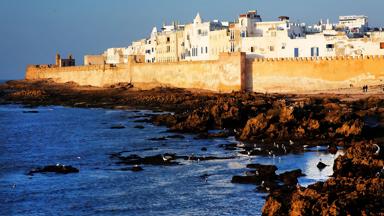 marokko_marrakech-safi_essaouira_overzicht-stad_witte-huisjes_stadsmuur_zee_rotsen_mensen_b