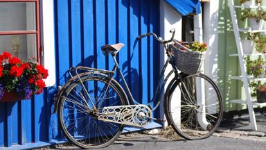 zweden_blekinge-lan_karlskrona_fiets_gekleurde-huizen_bloemen_pixabayjpg