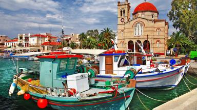 griekenland_saronische eilanden_aegina_haven_vissersboot_kerk_shutterstock