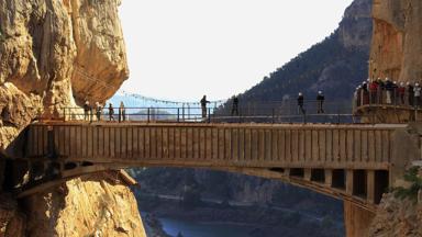 spanje_andalusie_el-chorro_el-caminito-del-rey_wandelpad_kloof_brug_mensen