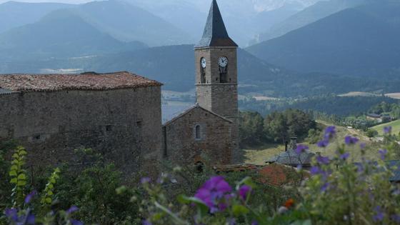 hotel_spanje_pyreneeen_prullans_cerdanya ecoresort_uitzicht_kerk_hotel