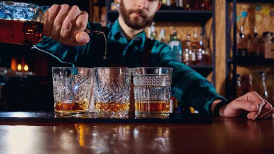 schotland_algemeen_whisky_barman_glas_whiskyglas_proost_getty