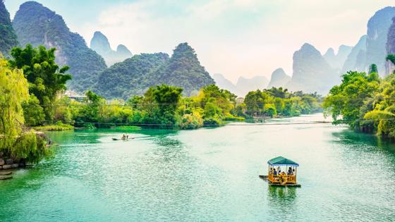 china_guangxi_guilin_yangshuo_li-rivier_karst-bergen_boot_shutterstock