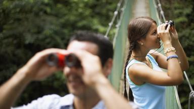 costa-rica_algemeen_hangbrug_stel_verrekijkers_b.jpg