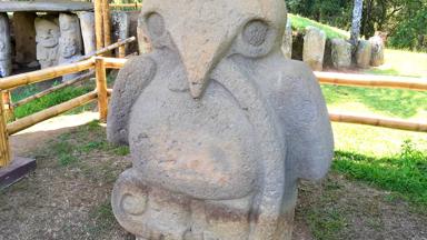 colombia_huila_san-agustin_ruine_standbeeld_vogel_f