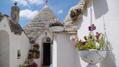 italie_puglia_alberobello_trullo_huis_straat_bloemen_straatbeeld_pixabay