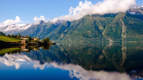 noorwegen_hardangerfjord_dorp-bergen-wolken_shutterstock