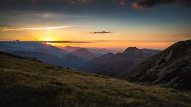 frankrijk_occitanie_Tarascon-Sur-Arige_zonsondergang_bergen_GettyImages-1271836200