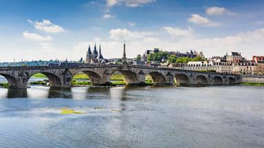 frankrijk_loir-et-cher_blois_jacques-gabriel-brug_loire-rivier_huizen_stad_skyline_shutterstock