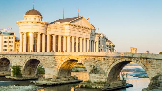 noord-macedonie_skopje_archeologisch-museum_brug_rivier_shutterstock_410451004