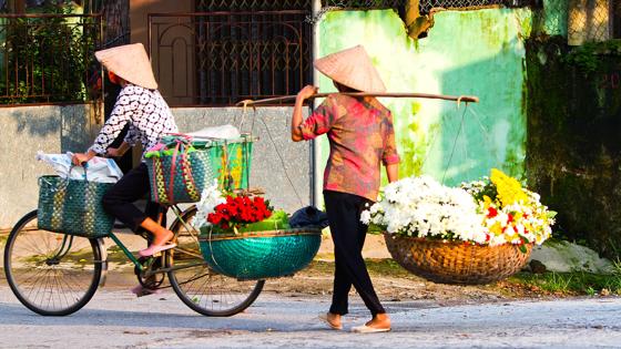vietnam_hanoi_local_straatfietsverkoper_fiets_bloemen_b