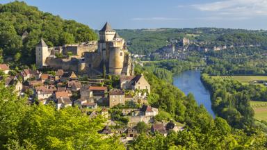 frankrijk_nouvelle-aquitaine_dordogne_castelnaud-la-chapelle_kasteel-van-castelnaud_dordogne-rivier_shutterstock_650689690