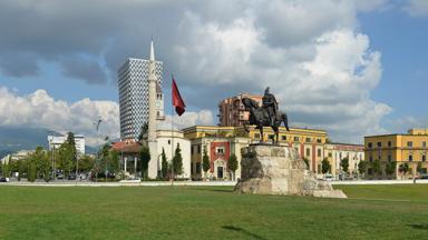 albanie_tirana_tirana_skanderbeg-plein_standbeeld_gebouwen