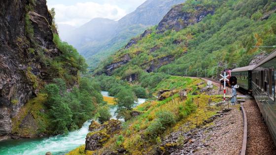 noorwegen_vestland_aurland_flam_flamsbanen_trein_spoor_rivier_bergen_GettyImages-120975960