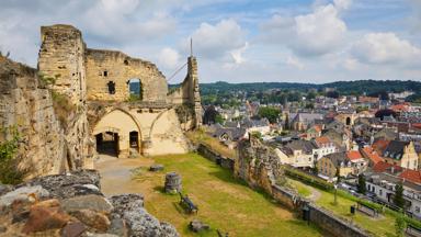 Nederland, Limburg, Valkenburg, kasteel - shutterstock_2081060488