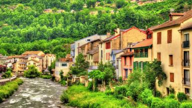 wandelrondreis_frankrijk_occitanie_pyreneeen_dorpje_rivier_shutterstock