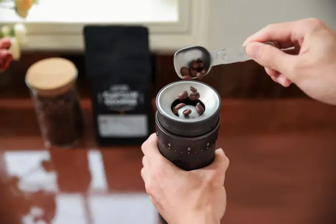 OutIn - Fino Draagbare Elektrische Koffiemolen