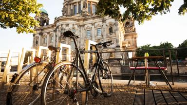 duitsland_berlijn_fietsen-tafel-stoel_getty