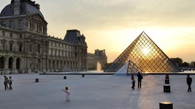 frankrijk_ile-de-france_parijs_louvre_museum_piramide_zonsondergang_plein