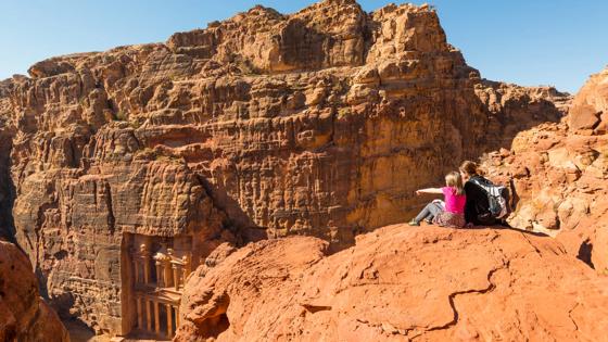 jordanie_petra_uitzicht_schatkamer_moeder_dochter_GettyImages-916044282