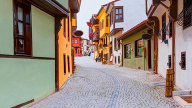 turkije_eskisehir_historische-huizen_gele-gevels_rode-gevel_kasseien_shutterstock