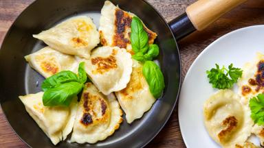 polen_algemeen_pierogies_dumplings_deeggerecht_eten_pan_basilicum_GettyImages-841535506