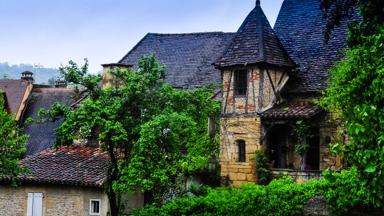 frankrijk_aquitanie_dordogne_sarlat-la-caneda_middeleeuwse-gebouwen_huizen_getty-561625669