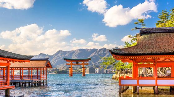 japan_miyajima-eiland_torri-toegangspoorten-water_shutterstock