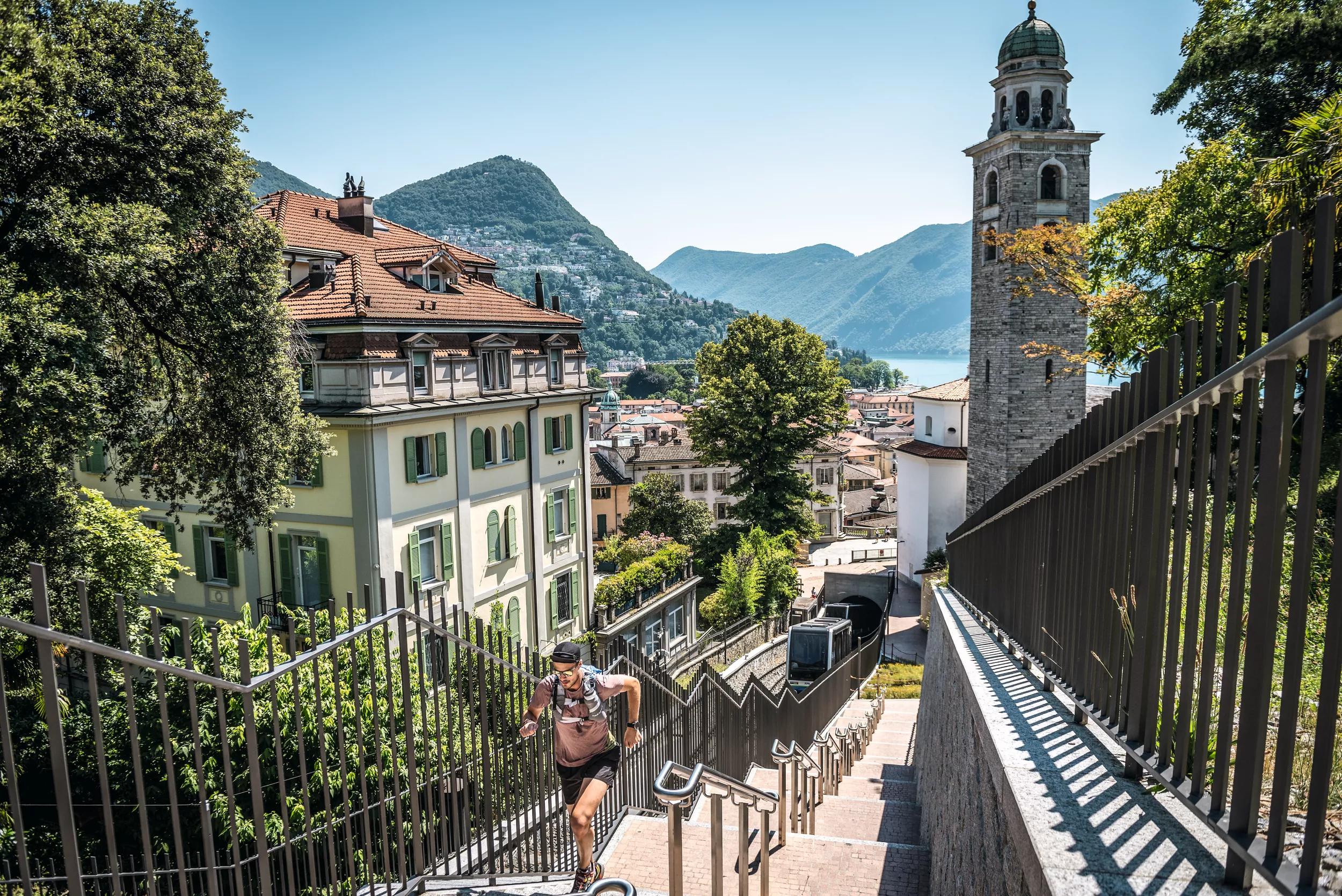 Extremsportler Filippo Rossi joggt die Treppen neben dem Funicolare hinauf zum Bahnhof.