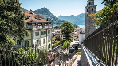 Extremsportler Filippo Rossi joggt die Treppen neben dem Funicolare hinauf zum Bahnhof.