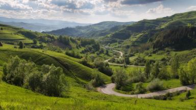 roemenie_prislop-pass_autoweg_route_heuvels_getty-988474930