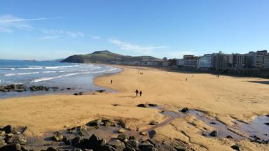 spanje_baskenland_zarautz_strand_stel_mensen_gebouwen_getty